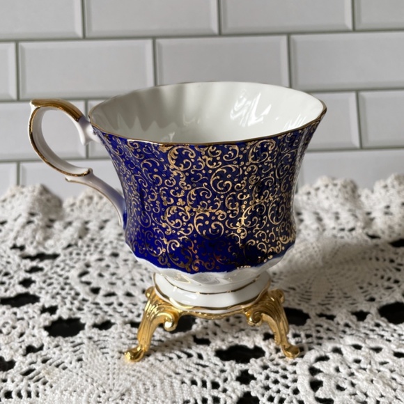 Queen Anne Tea Cup and Saucer #480 blue. Bone China made in England. - Picture 9 of 11